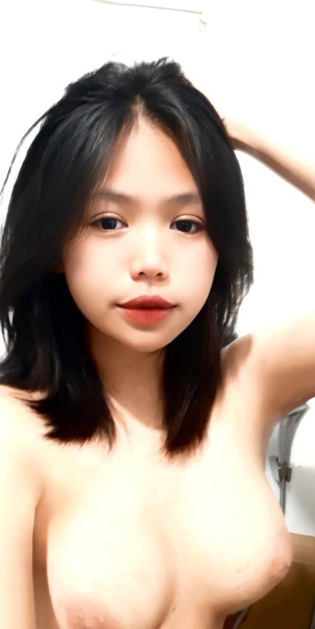 Thanh niên may mắn chuyển nhà đến ở chung với một nhóm toàn gái râm